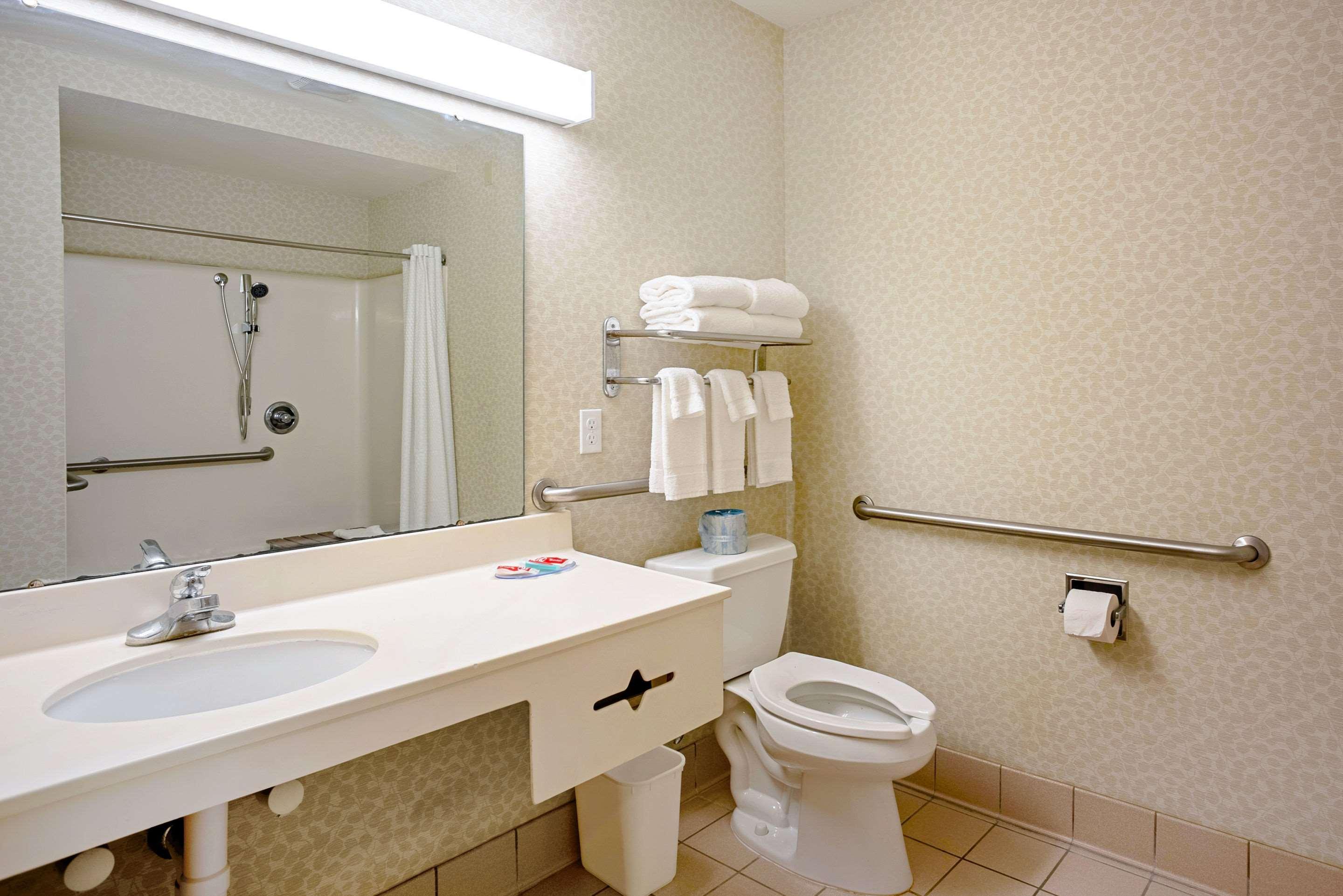 Quality Inn Frontier At Us Hwy 30 Clinton Exterior photo