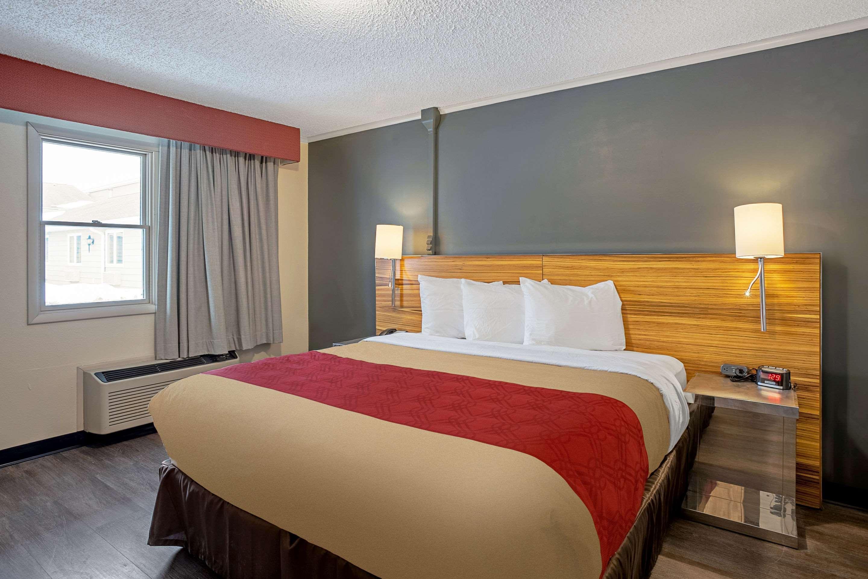 Quality Inn Frontier At Us Hwy 30 Clinton Exterior photo