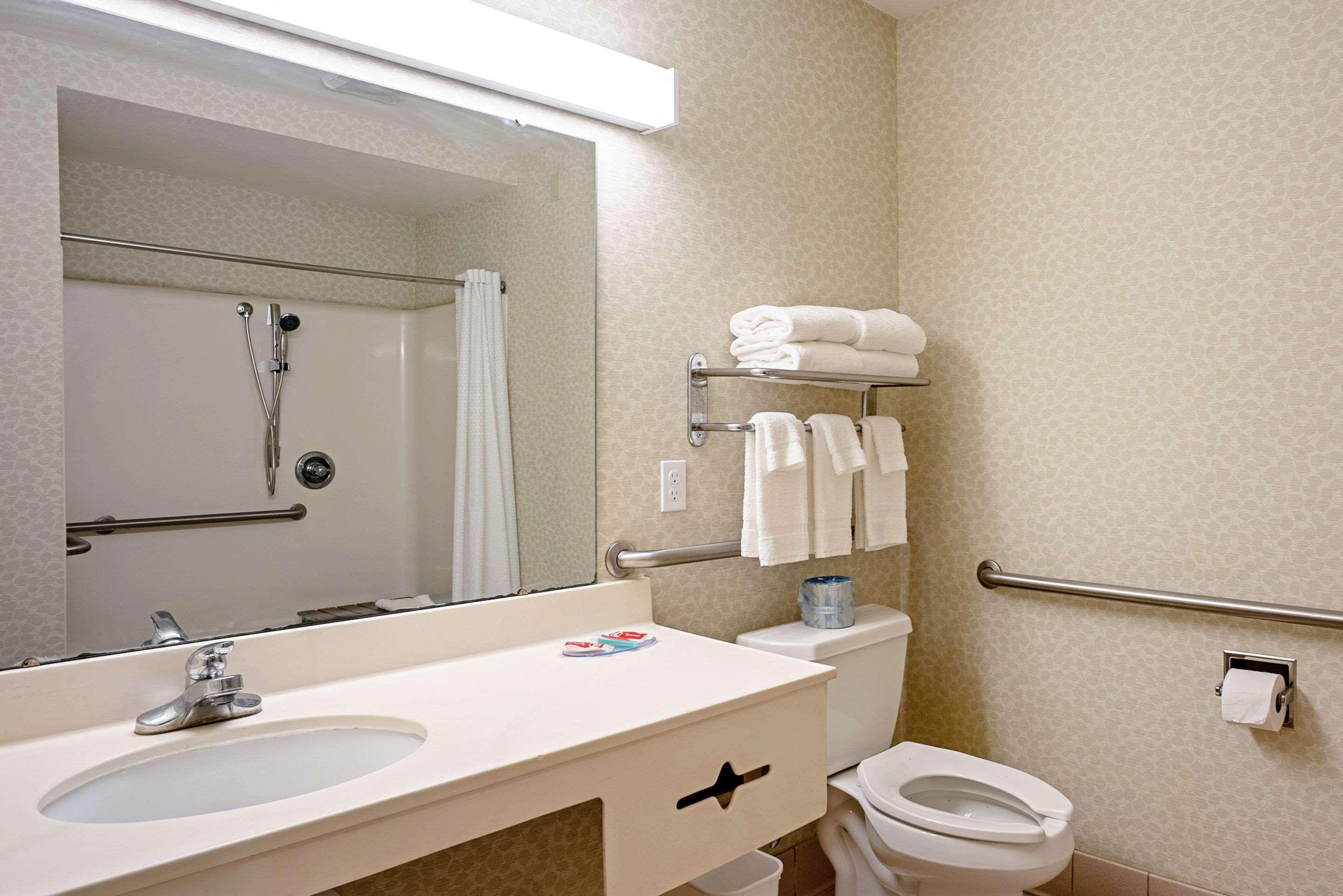 Quality Inn Frontier At Us Hwy 30 Clinton Exterior photo