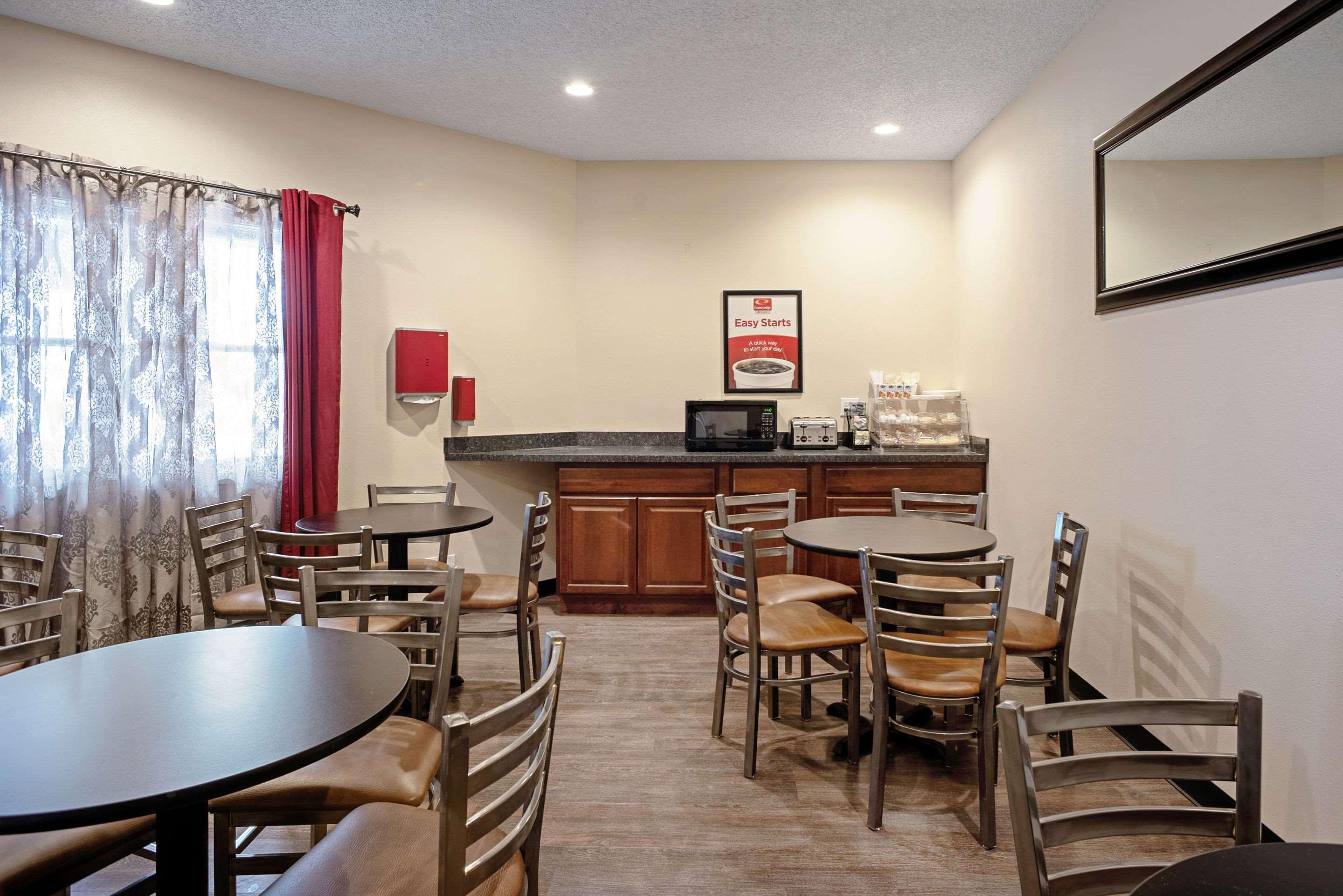 Quality Inn Frontier At Us Hwy 30 Clinton Exterior photo